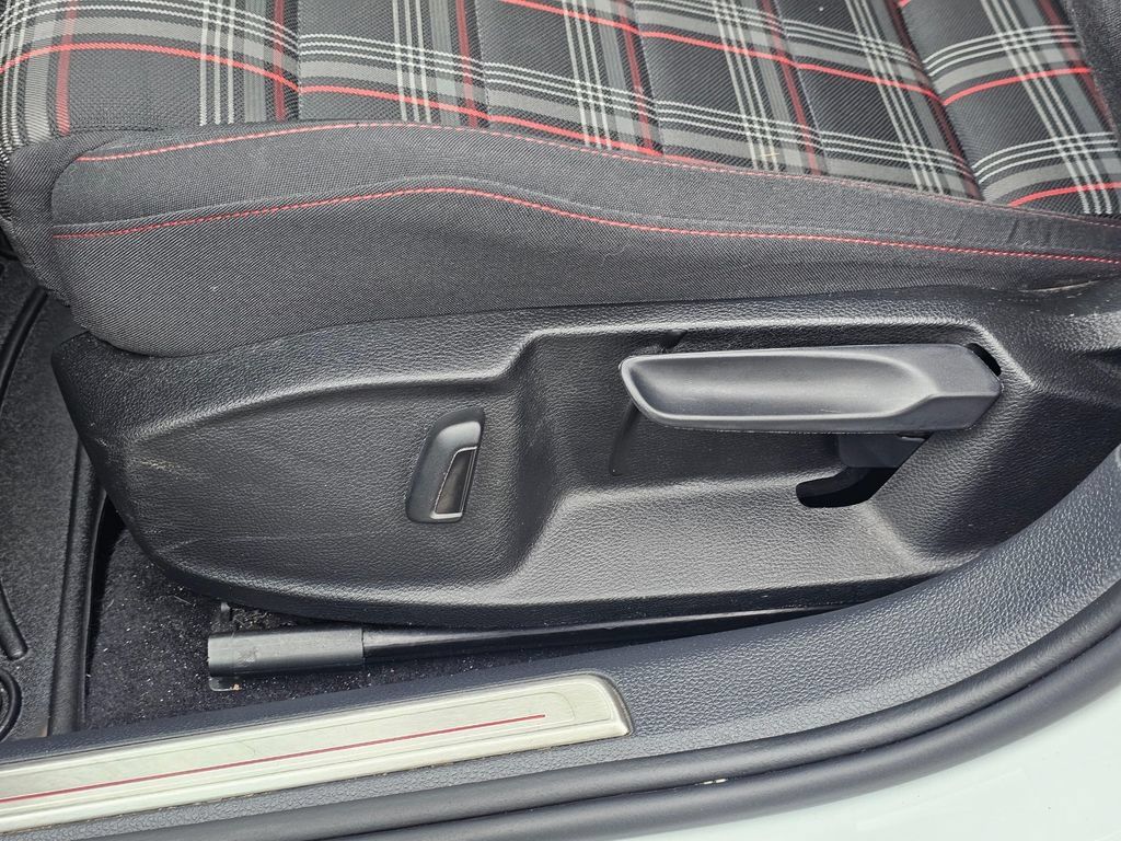 Used 2020 Volkswagen Golf 4-Door FWD image 22