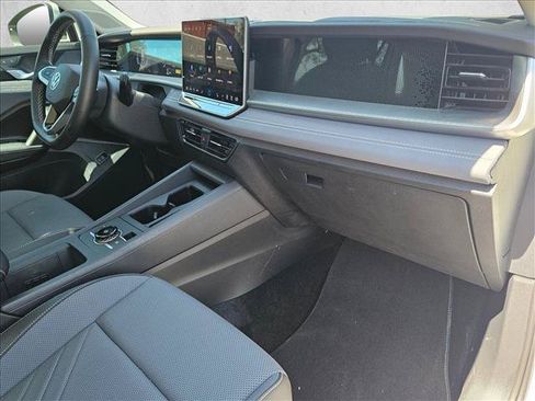 Certified 2025 Volkswagen Tiguan SE FWD image 20