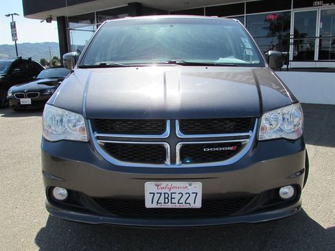 Used 2017 Dodge Grand Caravan SXT FWD image 2