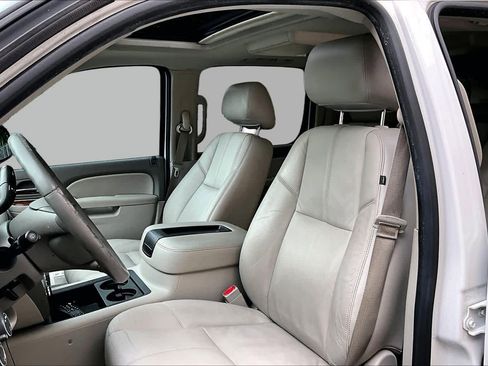 Used 2013 Chevrolet Suburban LT AWD/4WD image 7