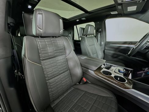 Used 2025 Cadillac Escalade Sport Platinum w/ LPO, Floor Liner Package AWD/4WD image 32