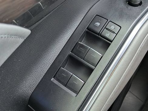 Used 2021 Toyota Highlander Limited FWD image 26