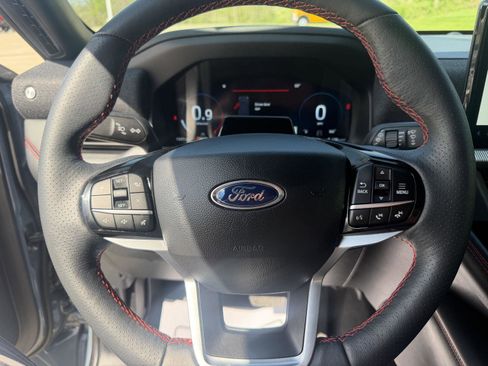 Used 2025 Ford Explorer ST-Line w/ ST-Line Street Pack AWD/4WD image 17