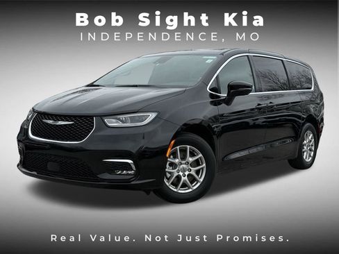 Used 2025 Chrysler Pacifica Select image 1