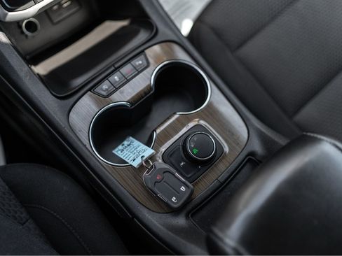 Used 2023 GMC Acadia SLE FWD image 18