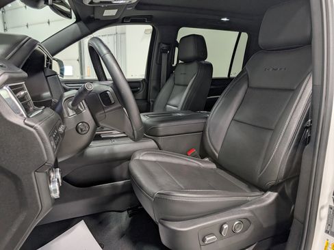 Used 2024 GMC Yukon XL Denali image 16