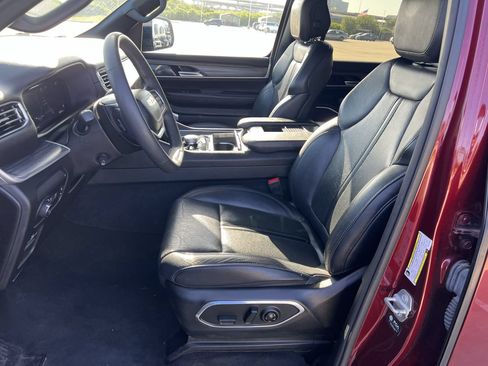 Used 2024 Jeep Wagoneer L Series II w/ Flexible Seating Group AWD/4WD image 8