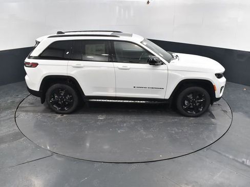 New 2025 Jeep Grand Cherokee Altitude w/ Trailer Tow Package AWD/4WD image 46
