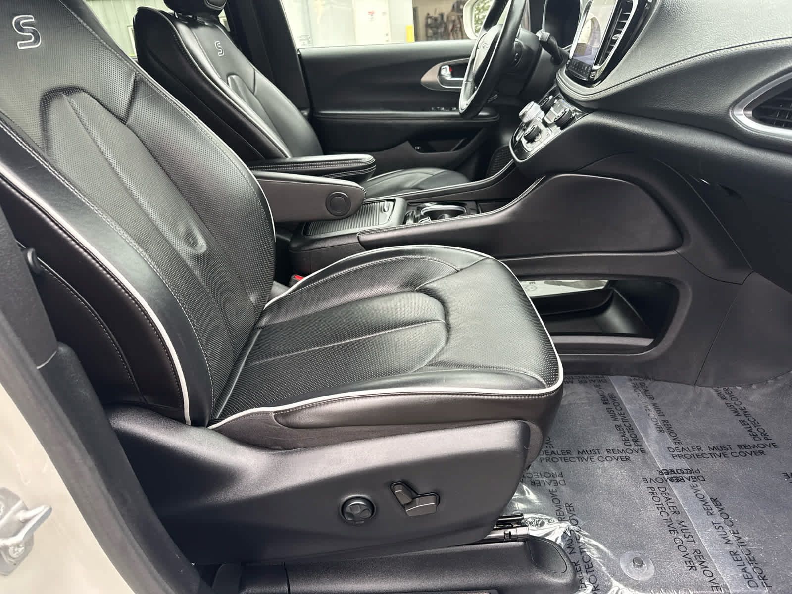 Used 2021 Chrysler Pacifica Limited w/ Premium & Safety Sphere Group FWD image 12