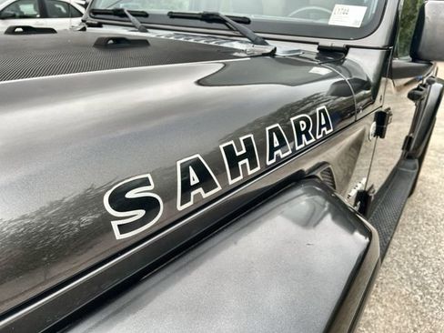 Used 2018 Jeep Wrangler Unlimited Sahara AWD/4WD image 31
