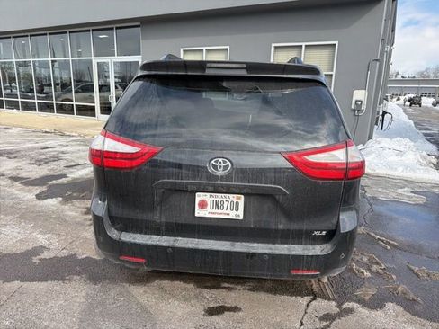 Used 2017 Toyota Sienna XLE image 18