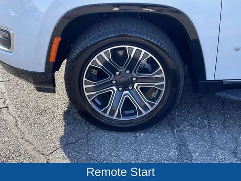 Certified 2024 Jeep Wagoneer Series II w/ Flexible Seating Group image 11