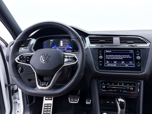 Used 2024 Volkswagen Tiguan SE R-Line image 4