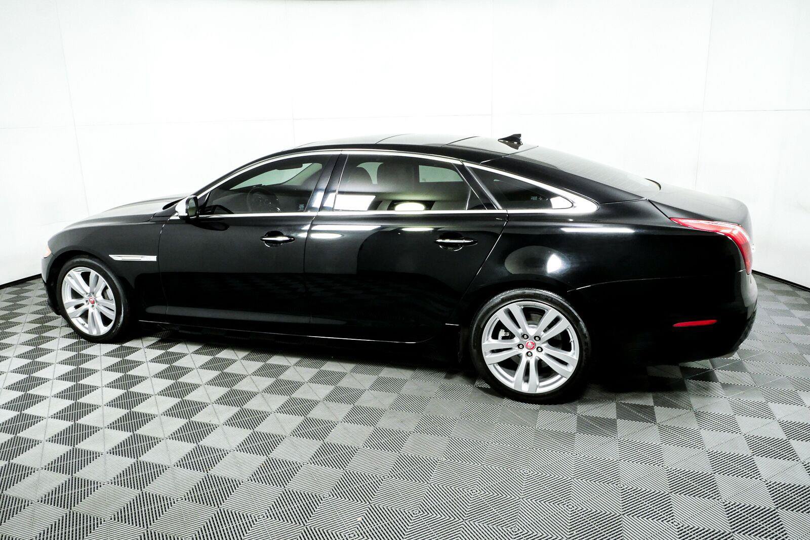 Used 2013 Jaguar XJ L Portfolio AWD/4WD image 30