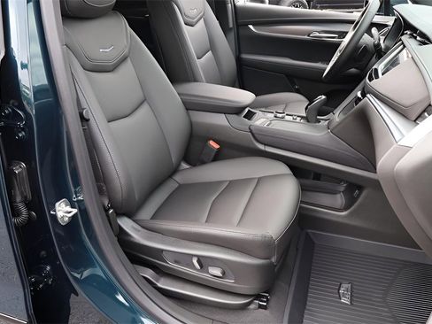 New 2026 Cadillac XT5 Luxury w/ LPO, ONYX Package image 18