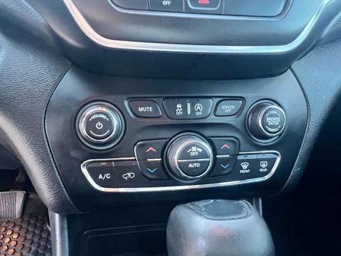 Used 2019 Jeep Cherokee Trailhawk AWD/4WD image 14