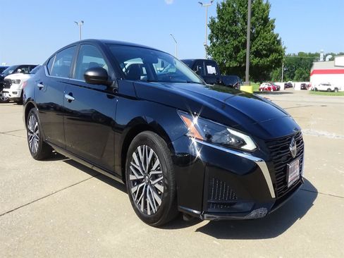 Used 2025 Nissan Altima 2.5 SV FWD image 4