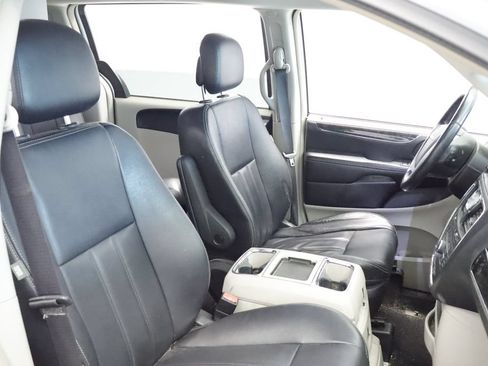 Used 2014 Chrysler Town & Country Touring FWD image 19