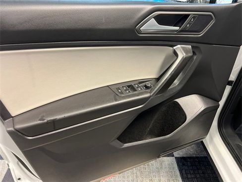 Used 2021 Volkswagen Tiguan SE w/ Panoramic Sunroof Package image 7
