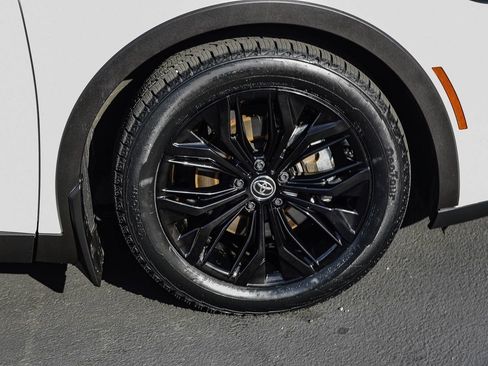 Certified 2023 Toyota Crown XLE image 9