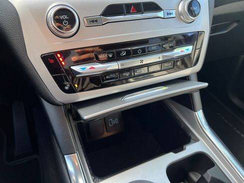 Used 2022 Ford Explorer XLT w/ Equipment Group 202A image 14