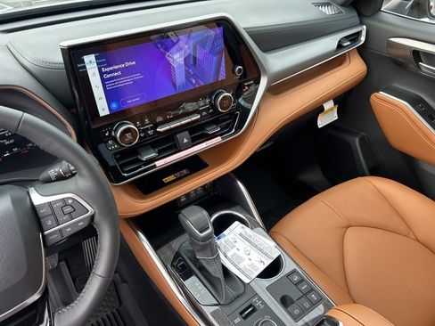 New 2026 Toyota Highlander Platinum image 35
