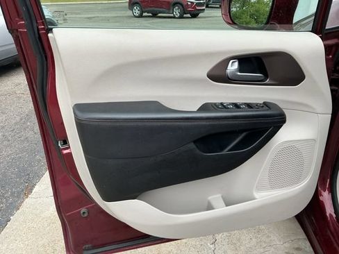 Used 2018 Chrysler Pacifica Touring-L Plus FWD image 18