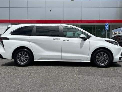 Certified 2023 Toyota Sienna LE FWD image 3