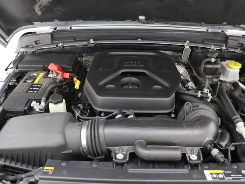 Used 2024 Jeep Wrangler Unlimited Sahara AWD/4WD image 27