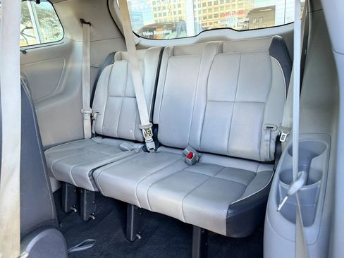 Used 2017 Kia Sedona LX w/ LX Essentials Premium Package image 29