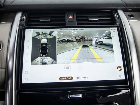 Used 2023 Land Rover Discovery Metropolitan Edition image 31