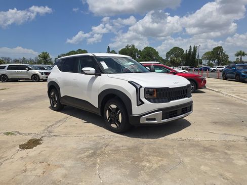 New 2027 Kia Seltos LX FWD image 2