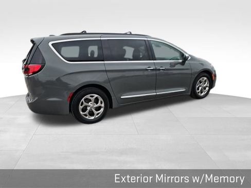 Used 2022 Chrysler Pacifica Limited image 26