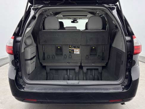 Used 2018 Toyota Sienna XLE image 29