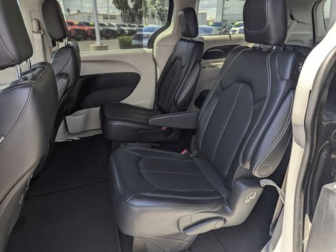 Used 2022 Chrysler Pacifica Touring-L FWD image 8