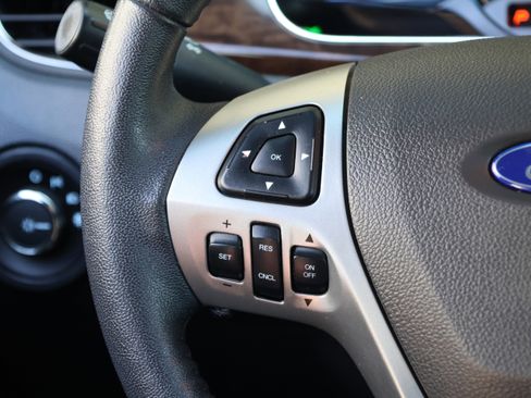 Used 2018 Ford Taurus Limited image 18