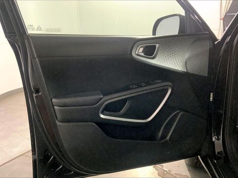 Used 2025 Kia Soul LX w/ LX Technology Package FWD image 25