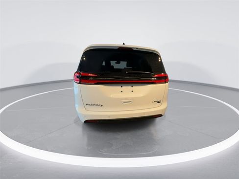 Used 2024 Chrysler Pacifica Limited w/ S Appearance Package image 6