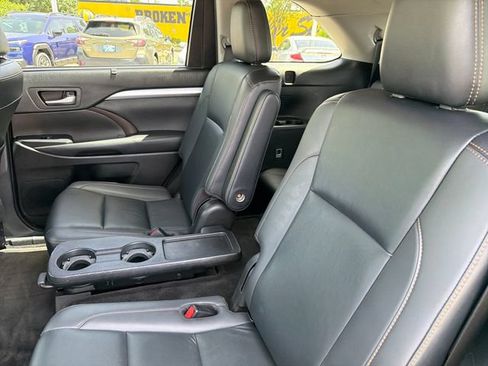 Used 2019 Toyota Highlander XLE AWD/4WD image 22
