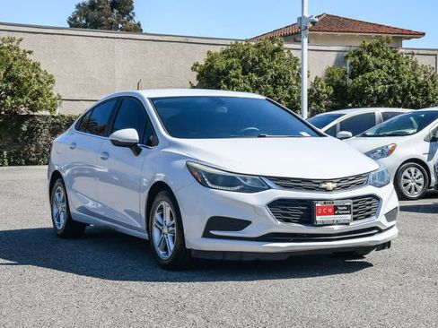 Used 2018 Chevrolet Cruze LT FWD image 3