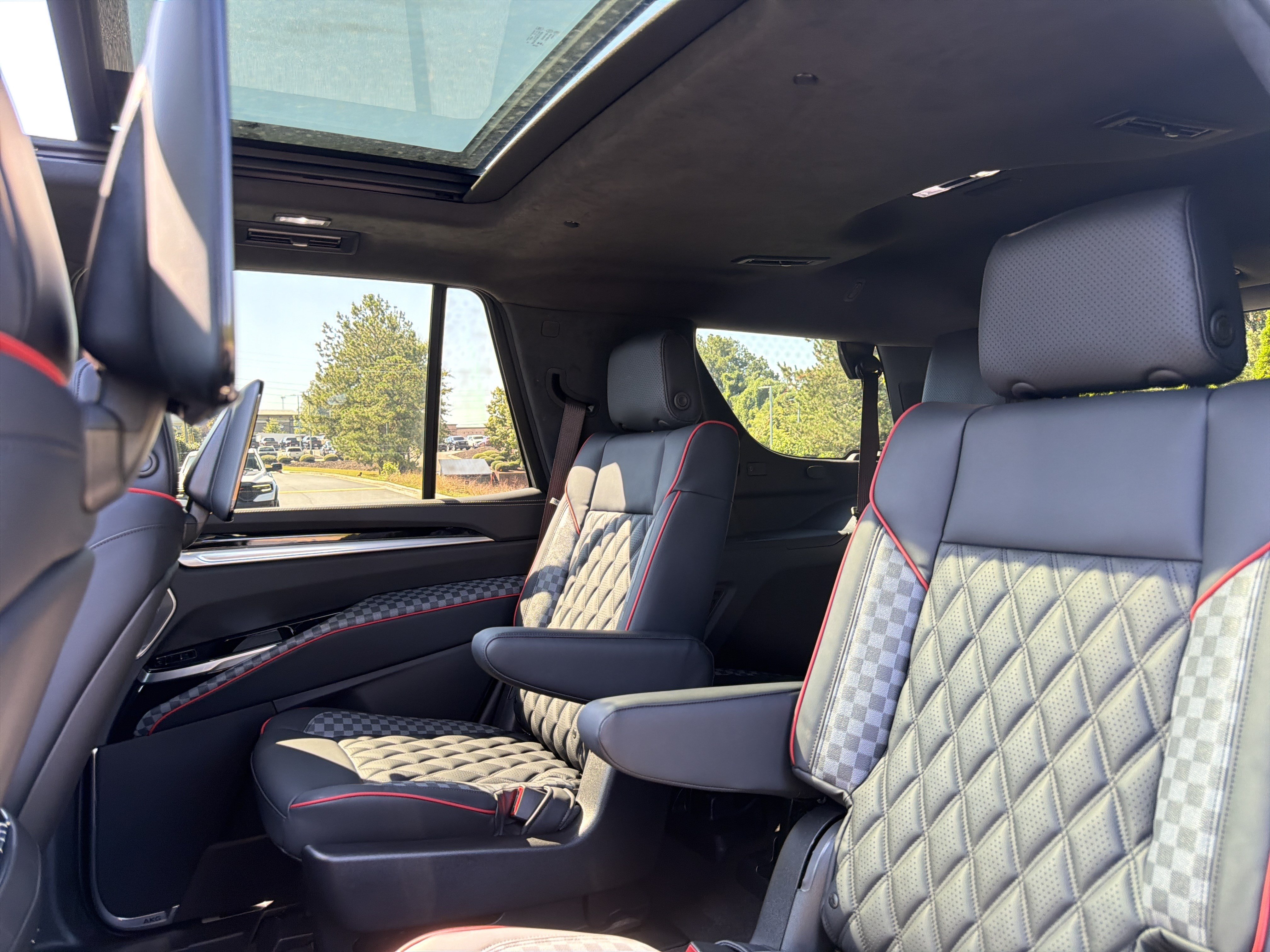 Used 2026 Cadillac Escalade Platinum Sport w/ LPO, ONYX Package AWD/4WD image 9