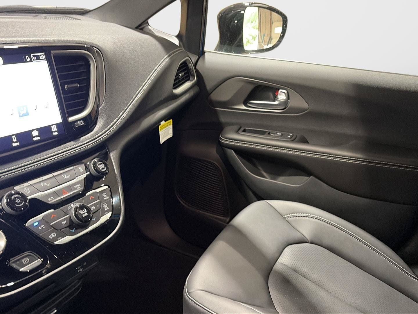 New 2027 Chrysler Pacifica Select FWD image 28