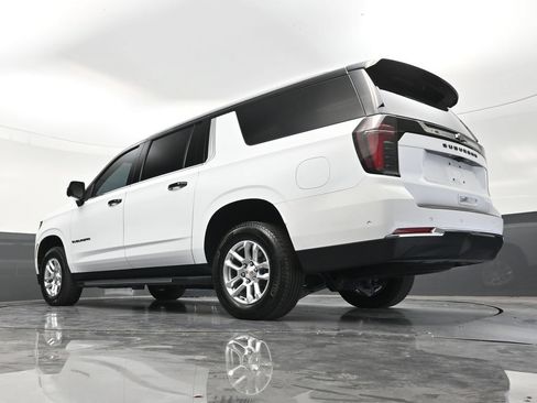 Used 2025 Chevrolet Suburban LS RWD image 21
