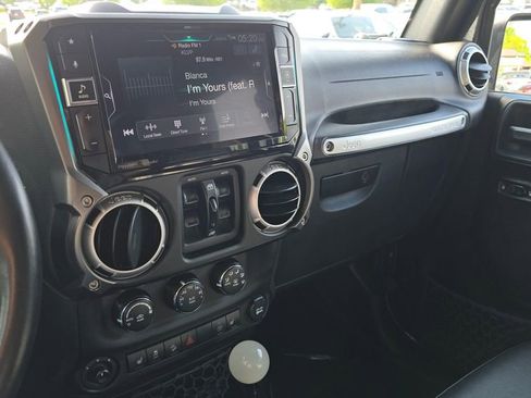 Used 2017 Jeep Wrangler Unlimited Rubicon AWD/4WD image 35