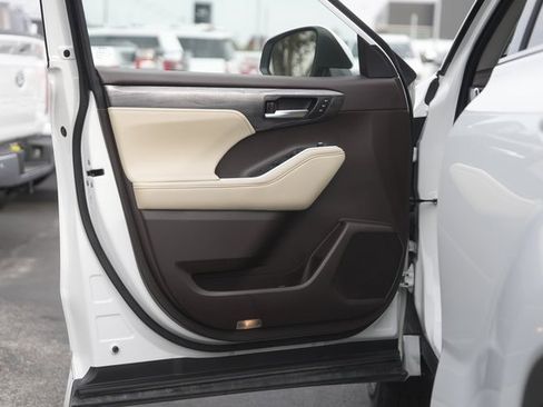 Used 2022 Toyota Highlander Platinum image 30