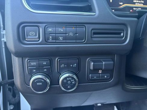 Used 2024 GMC Yukon SLT w/ SLT Luxury Package image 23