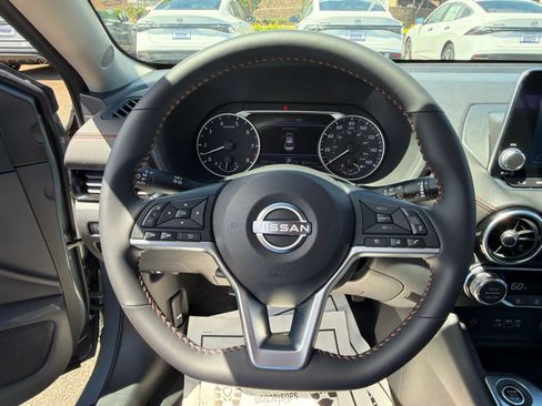 Used 2025 Nissan Sentra SR FWD image 8
