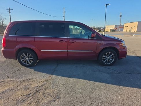 Used 2015 Chrysler Town & Country S image 4