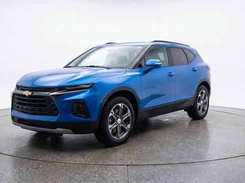 Used 2025 Chevrolet Blazer LT FWD image 3