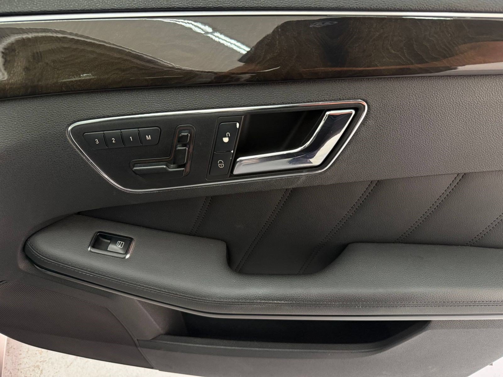 Used 2010 Mercedes-Benz E 350 Sedan image 28